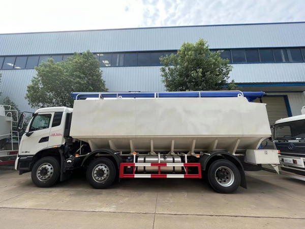 東風(fēng)天錦小三軸龍擎300馬力（34方）散裝飼料運(yùn)輸車(chē)