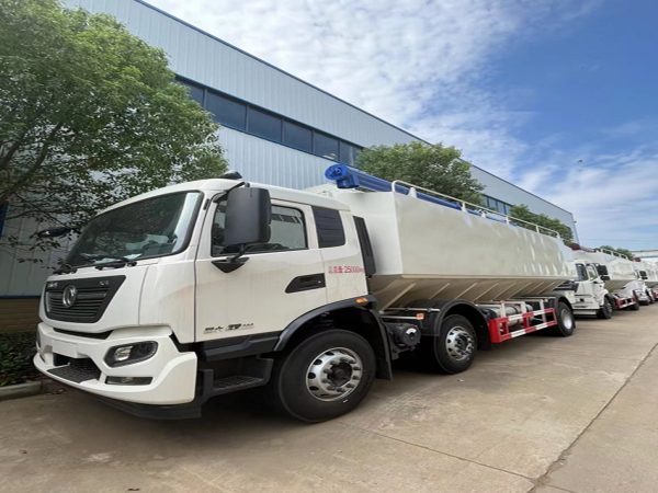 東風(fēng)天錦小三軸龍擎300馬力（34方）散裝飼料運(yùn)輸車(chē)