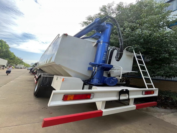 東風(fēng)天錦小三軸龍擎300馬力（34方）散裝飼料運(yùn)輸車(chē)